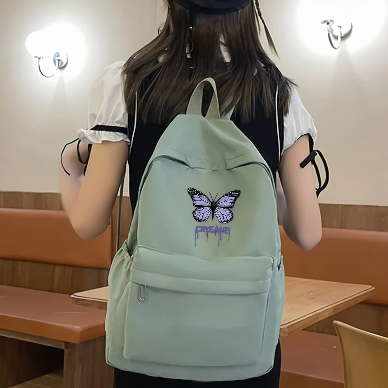 

Этот вместительный, повседневный и универсальный рюкзак идеально подходит для школьного сезона. На нём изображена простая фиолетовая бабочка.