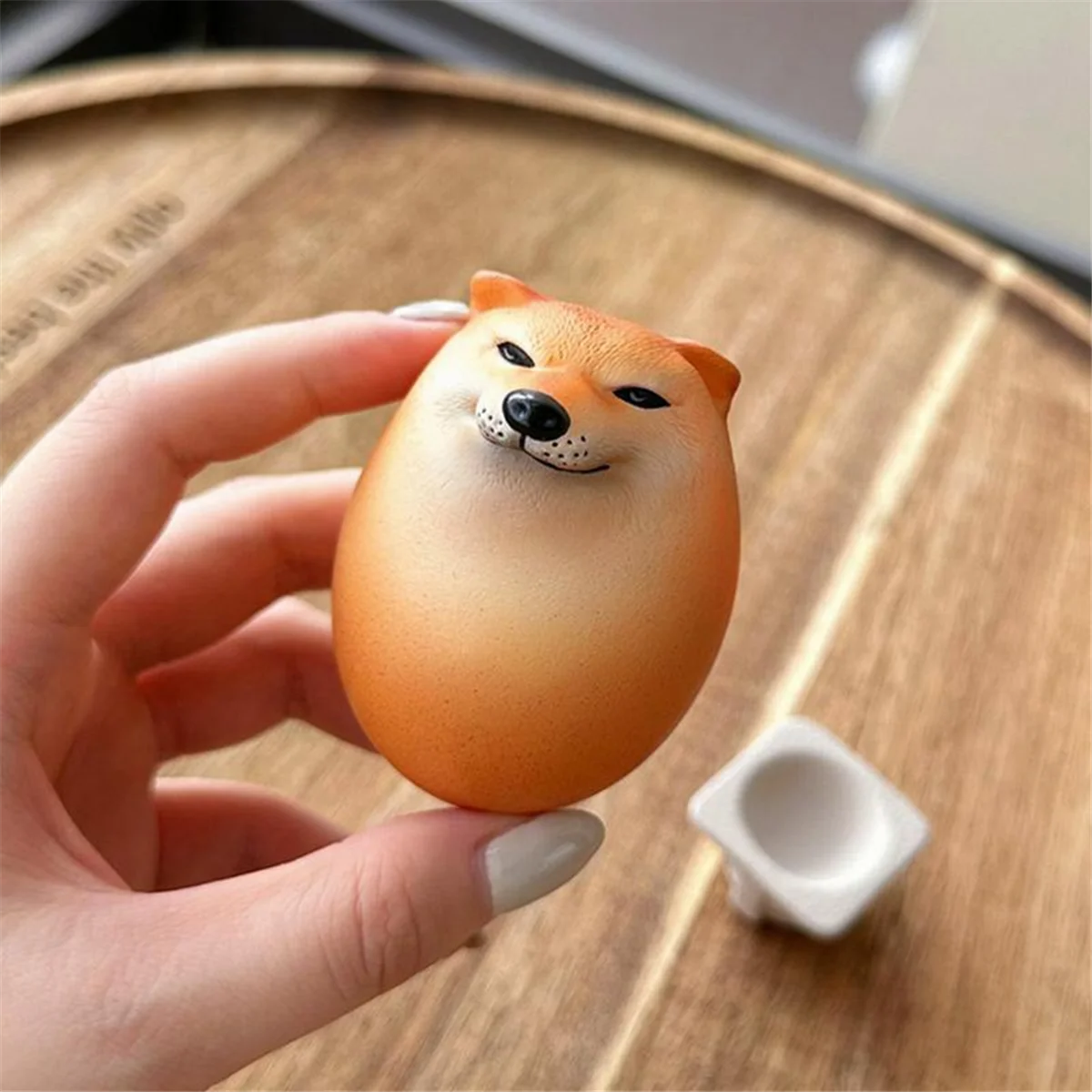 Shiba Inu Realistic Egg Shape Desk Decor, Dog and Egg Union Decoration para casa e escritórios, Fun Christmas Gifts, 5x