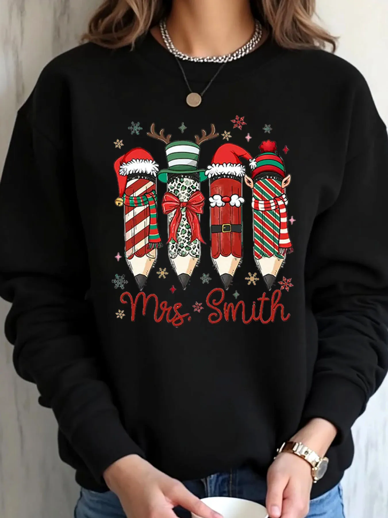 

Женская толстовка большого размера с рождественскими карандашами, шляпой Санта-Клауса и текстом Mrs Smith, верхняя одежда