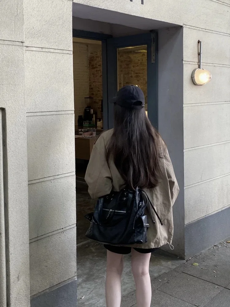 

Новинка 2025, винтажная мотоциклетная сумка с заклепками большой емкости, пригородная сумка-тоут на одно плечо, корейская повседневная сумка с мягкой ручкой