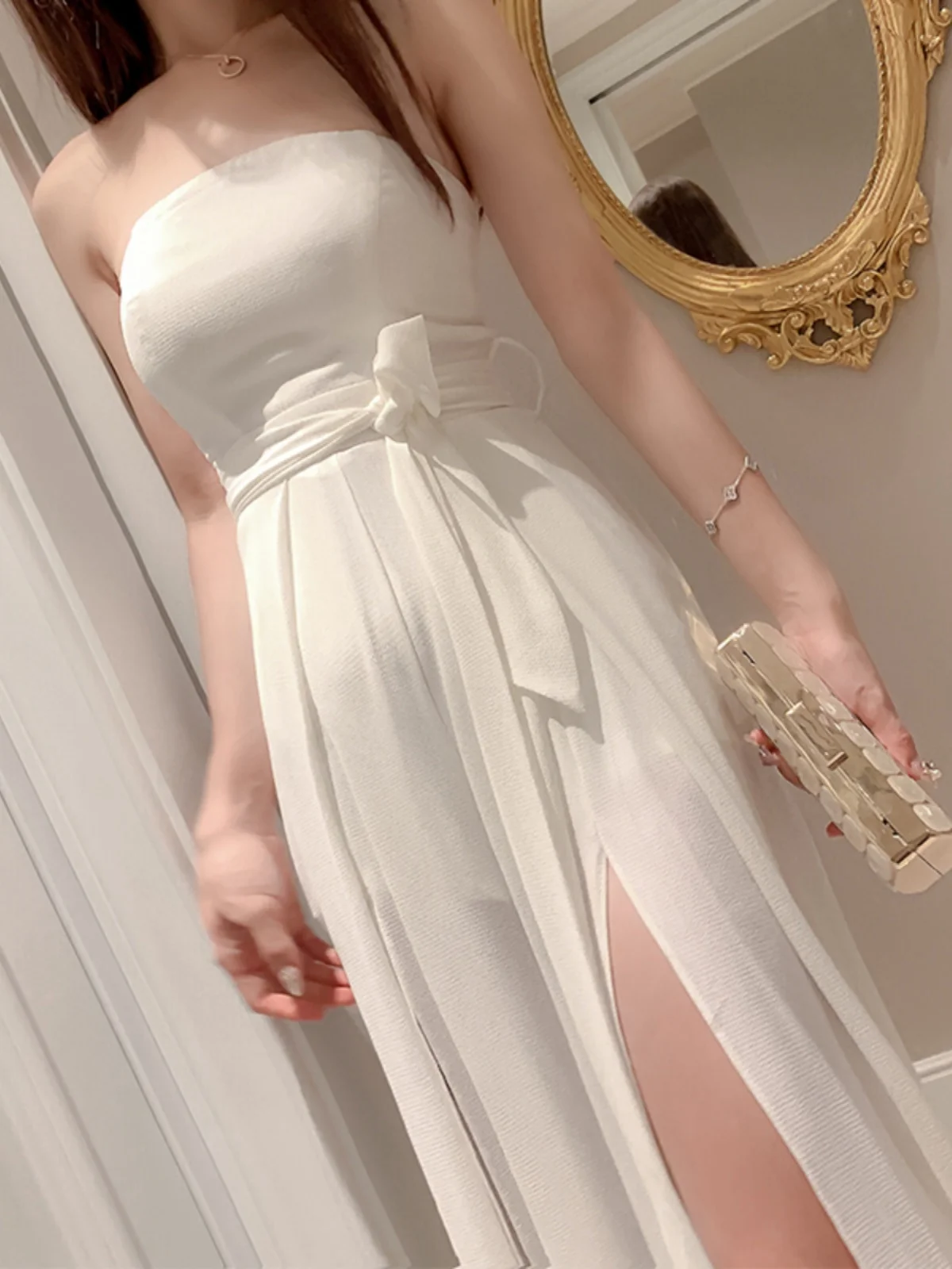 ชุดว่ายน้ำวันพีซสีขาวแบบสายเดี่ยวสำหรับผู้หญิง เซ็กซี่ สายเดี่ยวผูกเอว กางเกงขายาวเอวสูง แฟชั่นใหม่ 2024