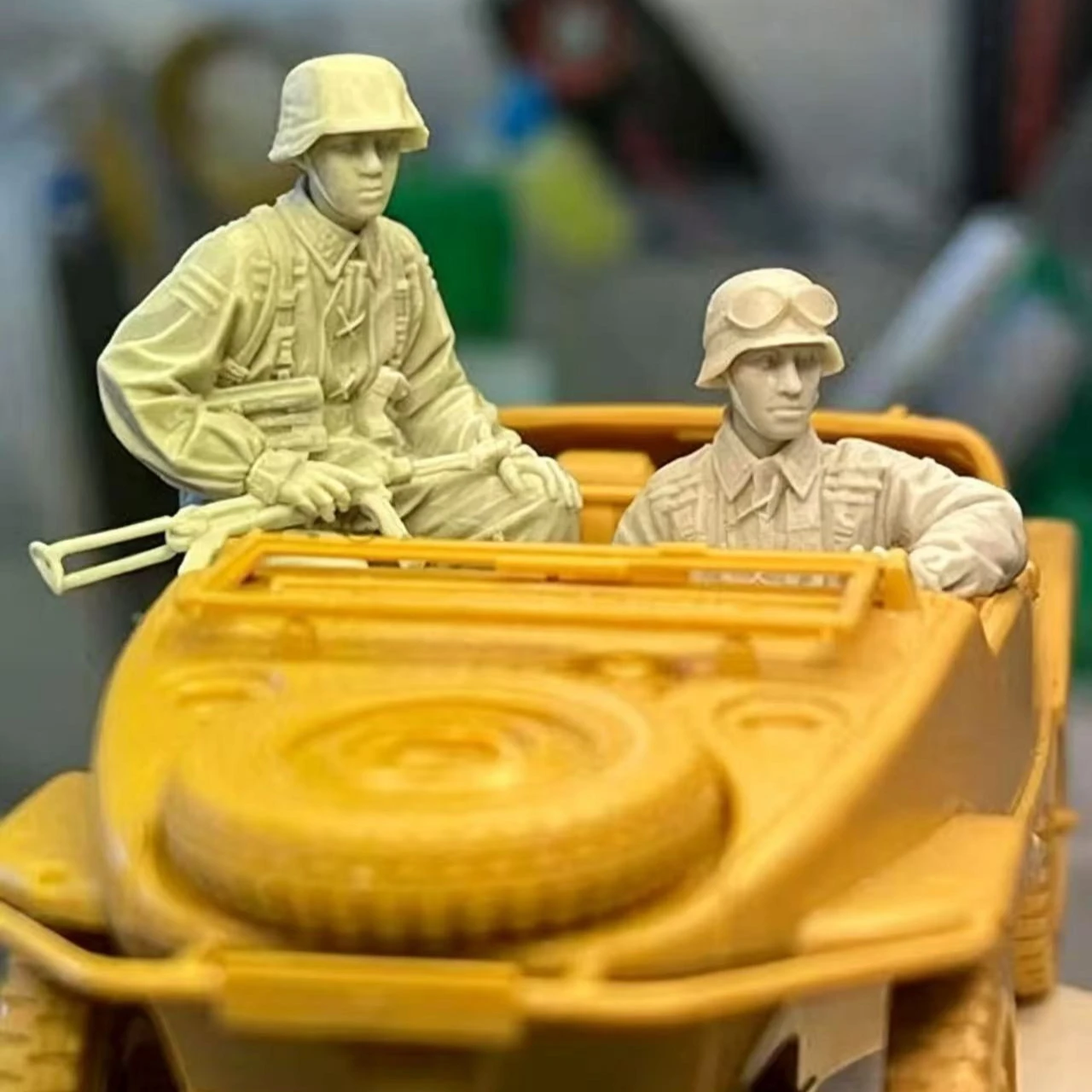 

1/35 Scale Resin Figure Assembly Model Kit Scene Car Soldier 2 People Unassembled and Unpainted DIY Toys Diorama 1870