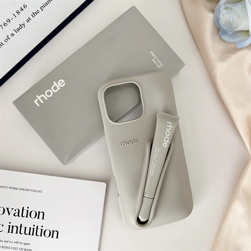 حافظة صفراء جديدة لهاتف آيفون 17 11 12 13 14 15 16 Pro Max Plus حامل ملمع الشفاه أحمر الشفاه غطاء ناعم من السيليكون مع ملمع الشفاه