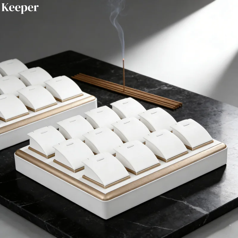 

Белый лоток-органайзер из искусственной кожи для ювелирных изделий: высококачественная коробка для хранения колец, ожерелий, подвесок, серег - реквизит для витрин и прилавков