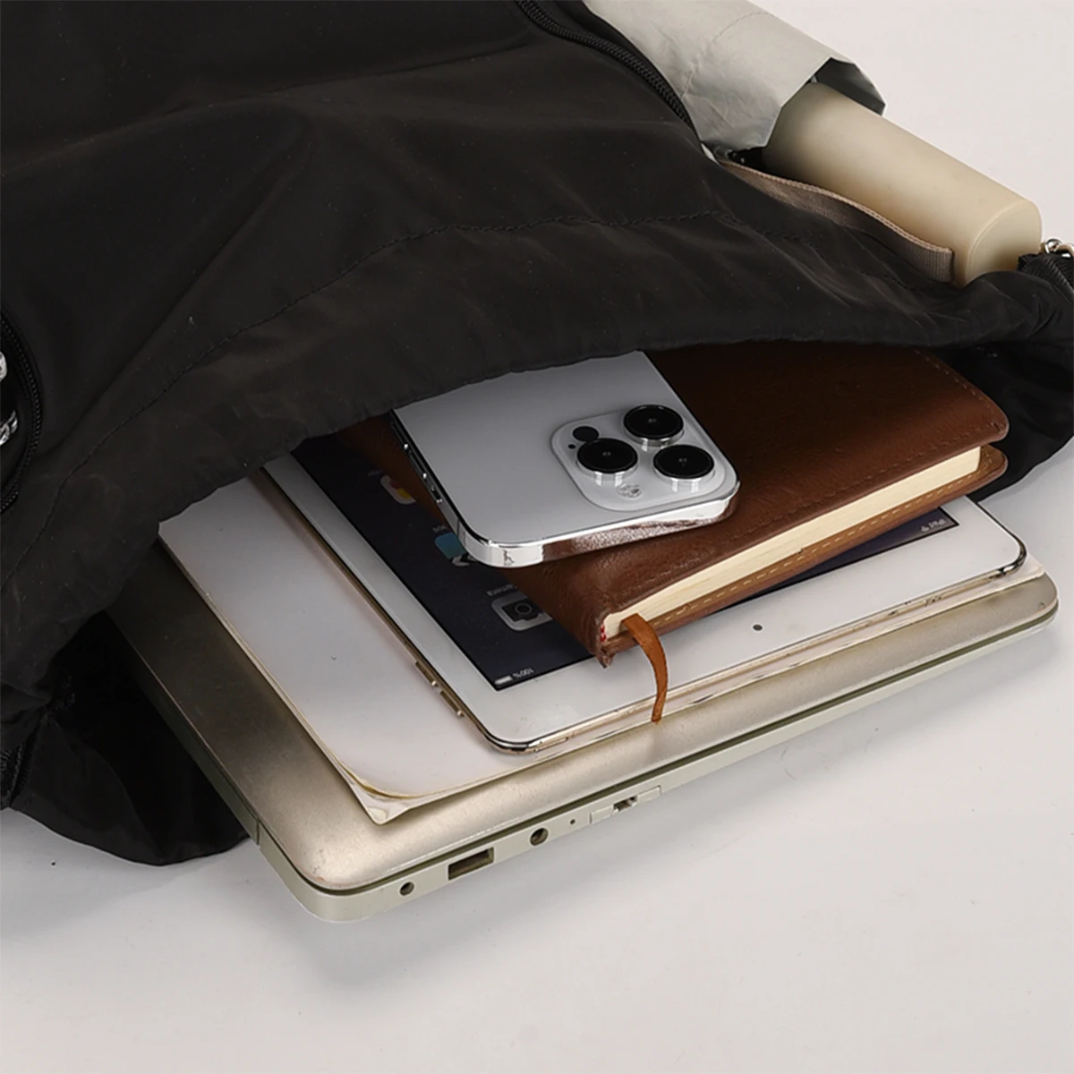 حقيبة ظهر رياضية، حجرة فصل رطبة وجافة، تخزين الأحذية، رباط أكسفورد، أشرطة قابلة للتعديل، حرم الجامعي لكرة السلة