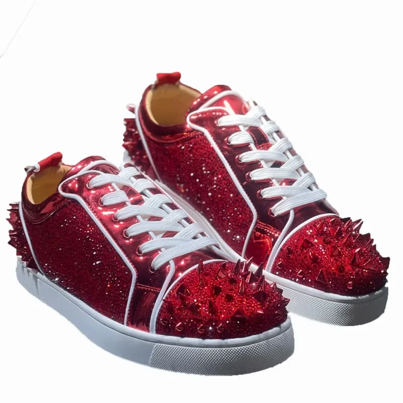 Marchio di lusso High Top Fondo rosso per uomo Scarpe da ginnastica Guida Scarpe in vera pelle verniciata a spillo Rivetti disordinati Sneaker basse in cristallo