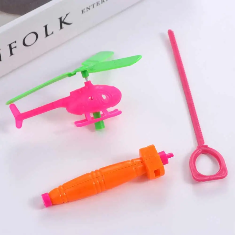 Linha de tração de plástico helicóptero brinquedos multicolorido jogo ao ar livre avião com cordão mini com alça montada linha de tração aeronaves