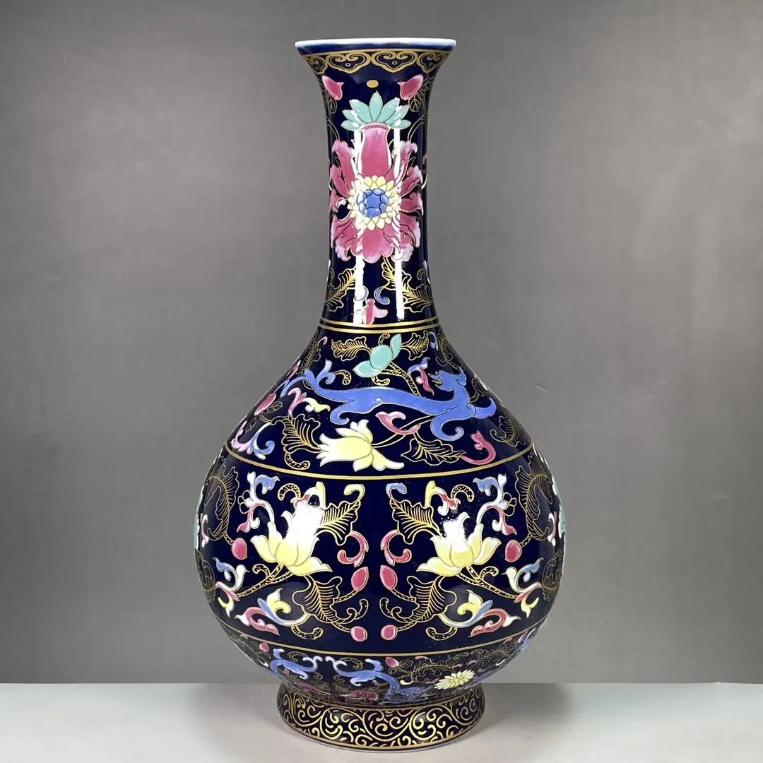 

Imitation Chinese-style porcelain: Qing Dynasty Qianlong period celadon glaze vase with gilt floral design