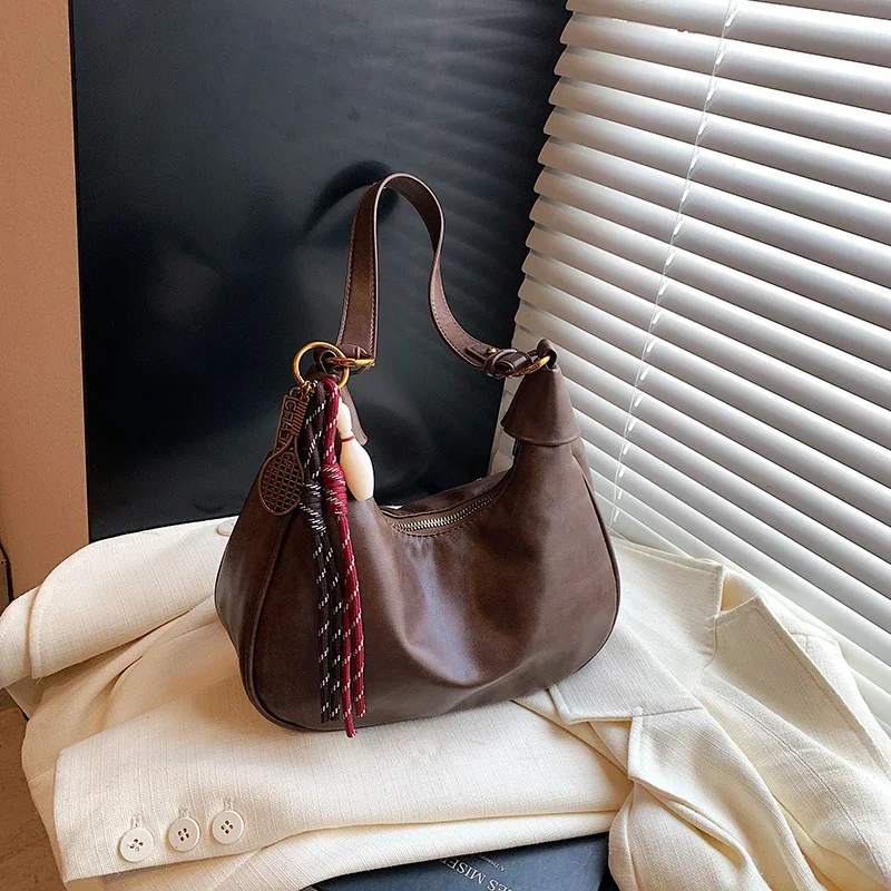 

Полумесяц из искусственной кожи, осенние и зимние новые стили, сумки на плечо, однотонные сумки на молнии, простые универсальные сумки через плечо в стиле ретро для женщин, 2024, хит продаж