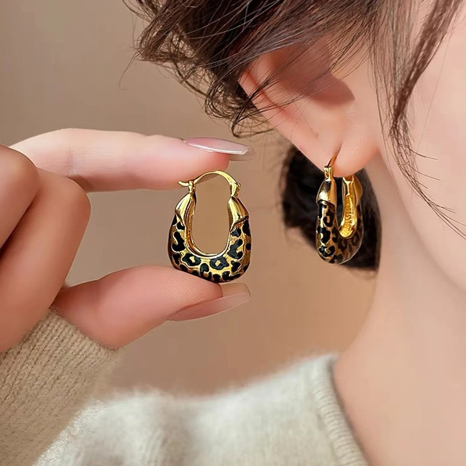 Vintage Brown Exaggerated Sexy Leopard Print U-Shaped Hoop Ear Buckle for Women Unique Design Party Earrings Gift Daily Jewelry