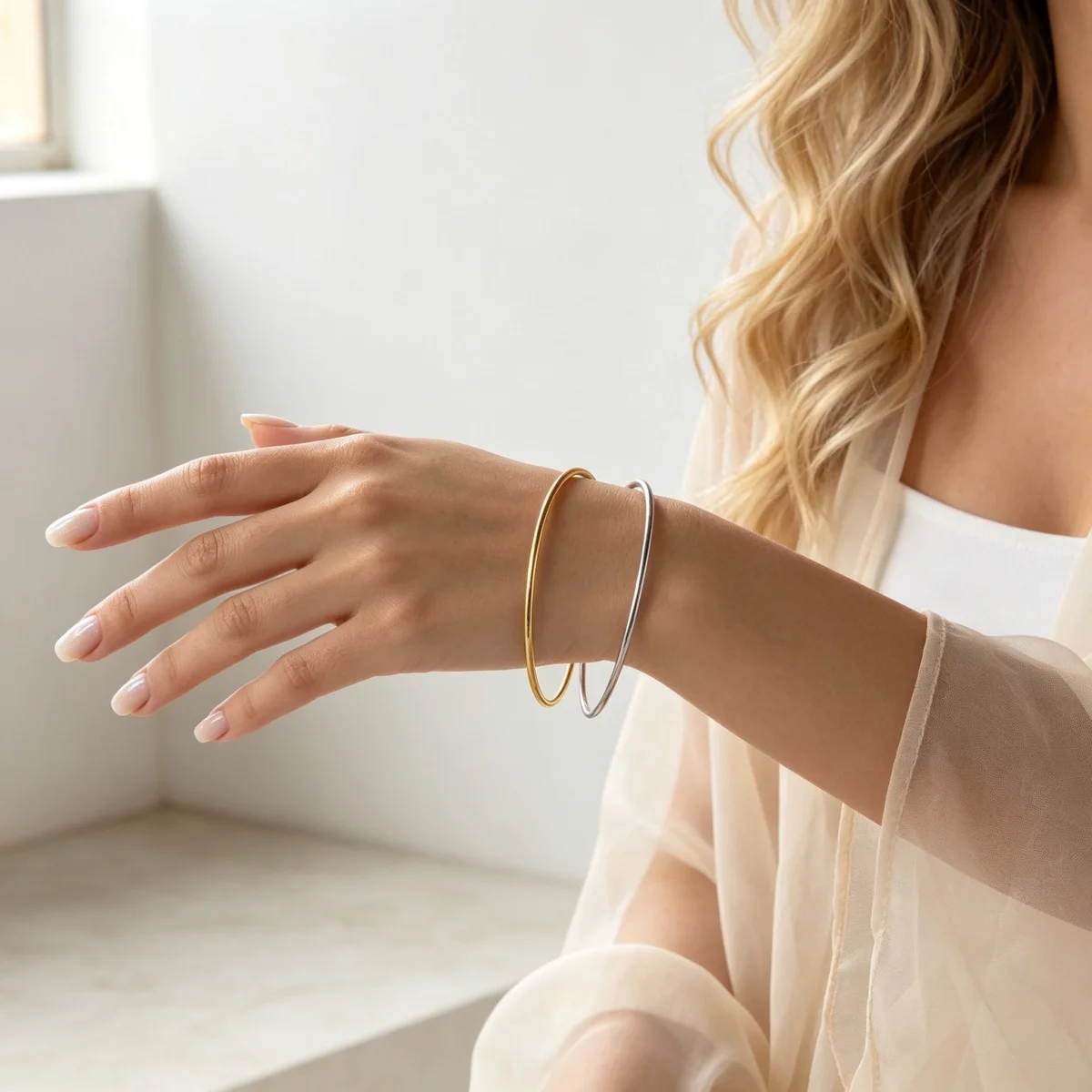 Einfache Edelstahl-Metall-Armreifen für Damen und Herren im Nischen-Stil mit geometrischen Spiralstreifen, offener Armreif-Schmuck. – Detail 12
