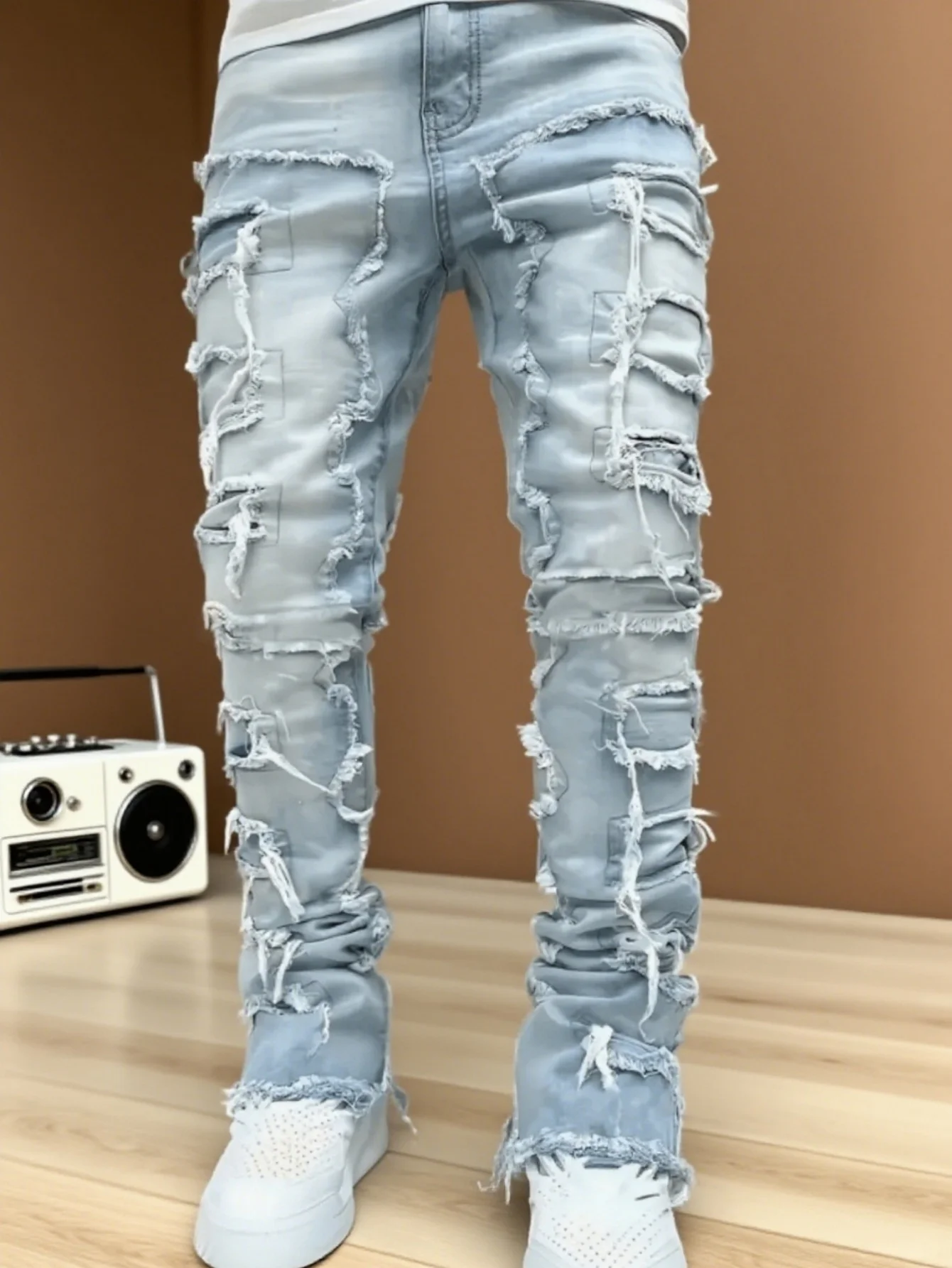 

Мужские эластичные голубые джинсы Slim Fit со встроенными рюшами и потертыми деталями.