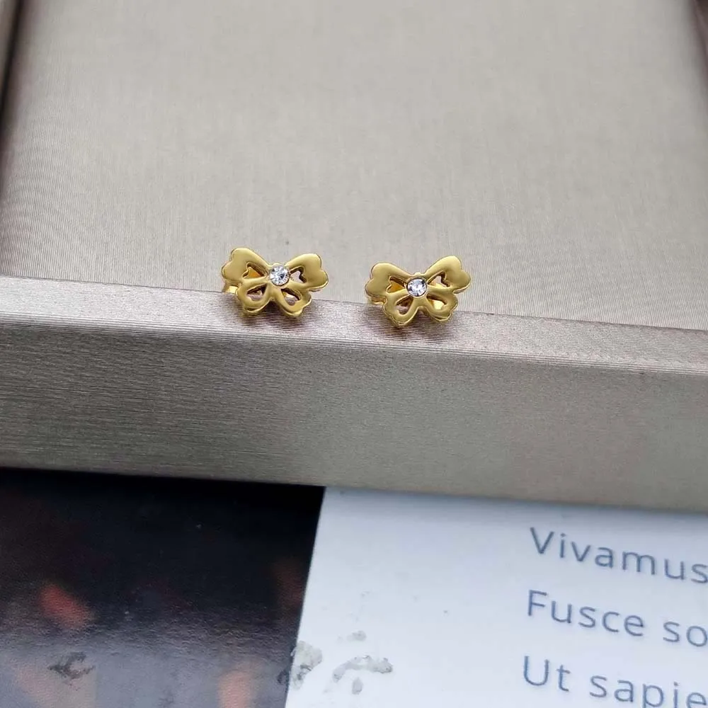 New fashionable, light luxury, simple, exquisite, small and cute butterfly stainless steel women's ear studs, a niche daily styl