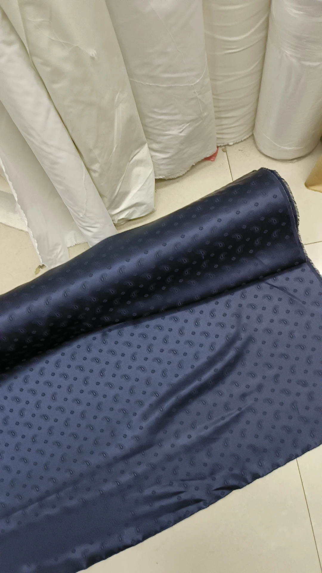 

26 мм, синяя жаккардовая атласная шелковая ткань, 80% шелковая шелковая ткань, летний костюм, пижамное платье, ткань