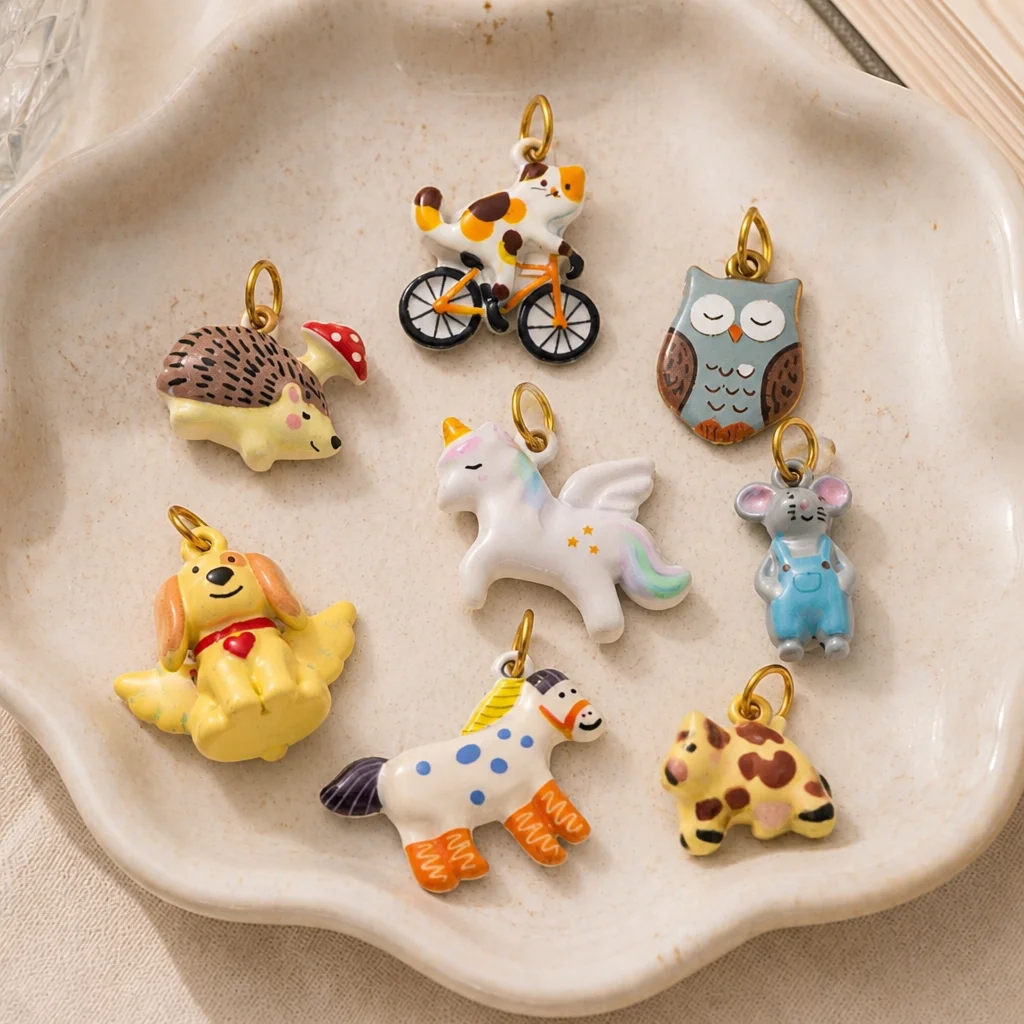 Neue trendige, frische und niedliche Anhänger aus Edelstahl in Form eines weißen Pferdes, einer Maus und eines Welpen für DIY-Schmuck. – Detail 3
