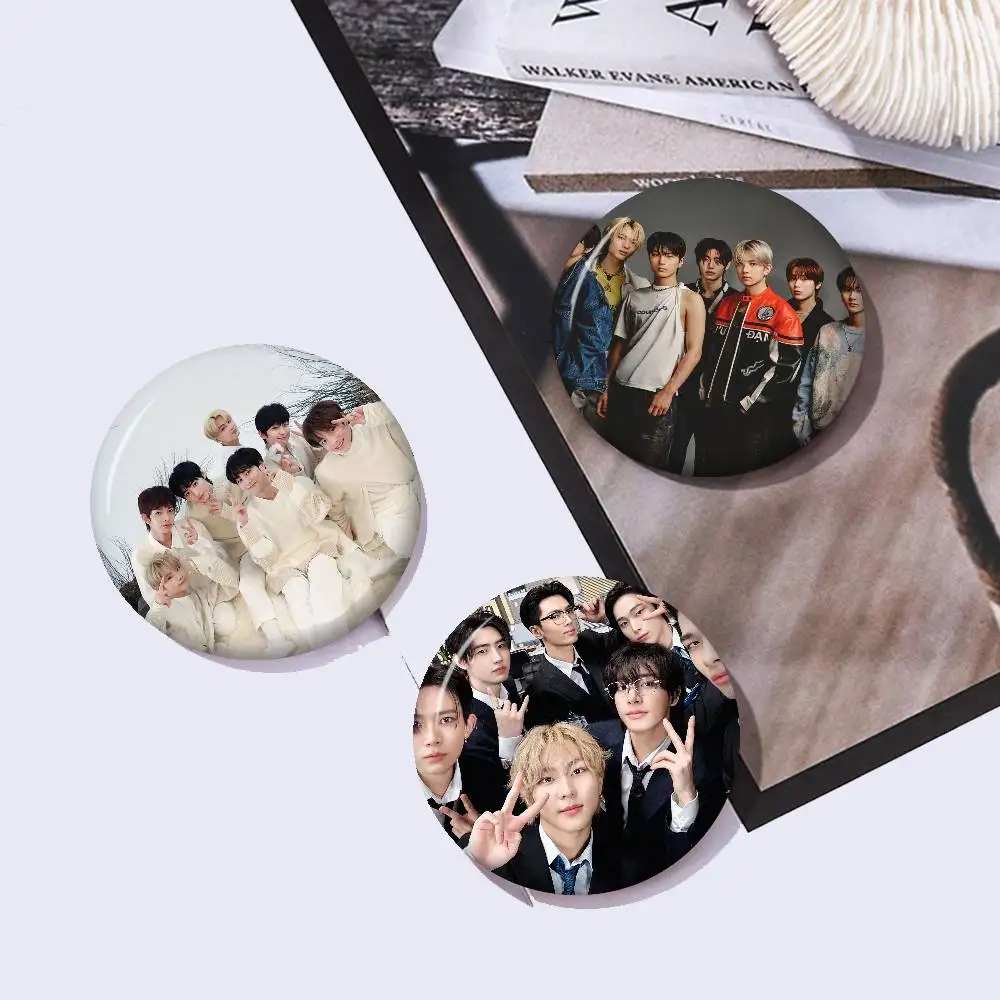Pin de Botón de Anime Kpop ENHYPEN, Broche Hecho a Mano para Ropa, Insignia de Dibujos Animados, Decoración para Mochila, Accesorios de Joyería