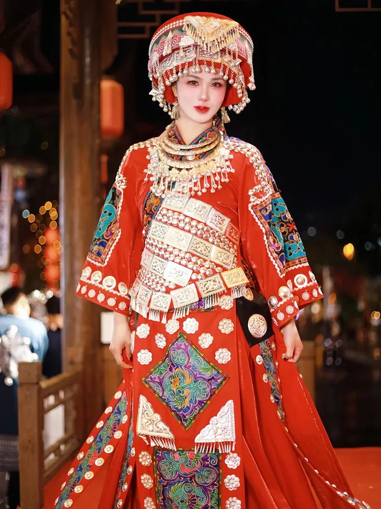 

Ethnic costumes women's exotic wedding attire hats Enshi travel photography