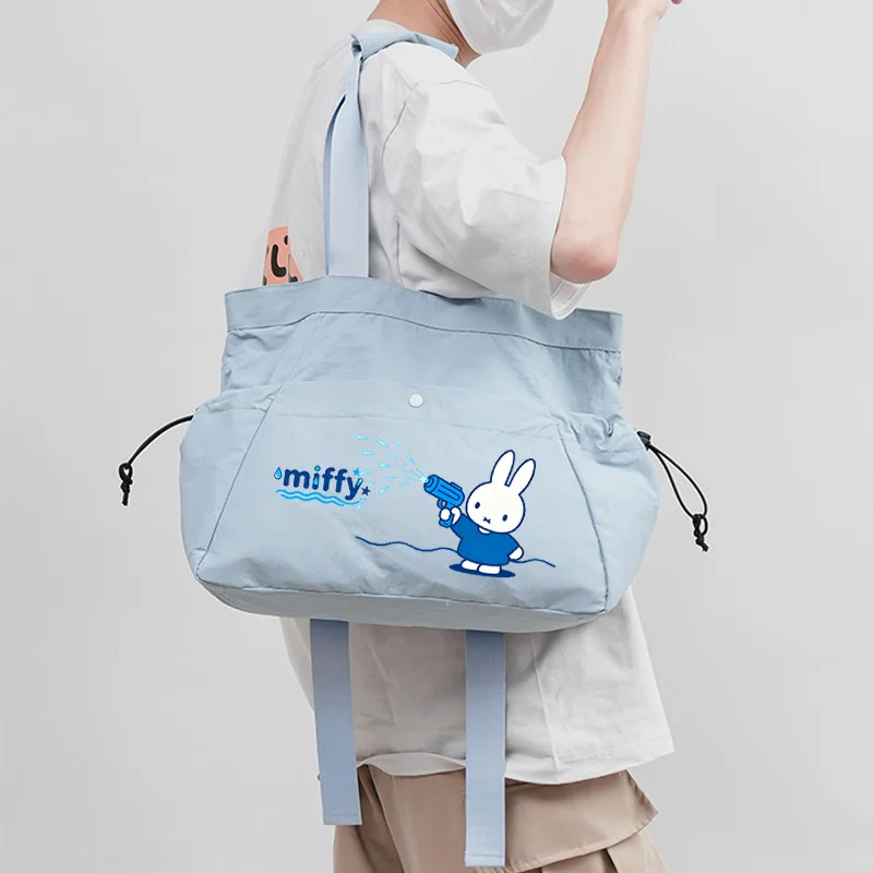 กระเป๋าโท้ทลายมิฟฟี่น่ารัก การ์ตูนมิฟฟี่กระต่าย กระเป๋าสะพายข้างเดียวสำหรับฟิตเนส โยคะ กระเป๋าเดินทางความจุสูง น้ำหนักเบา กระเป๋าแบบมีเชือกผูก
