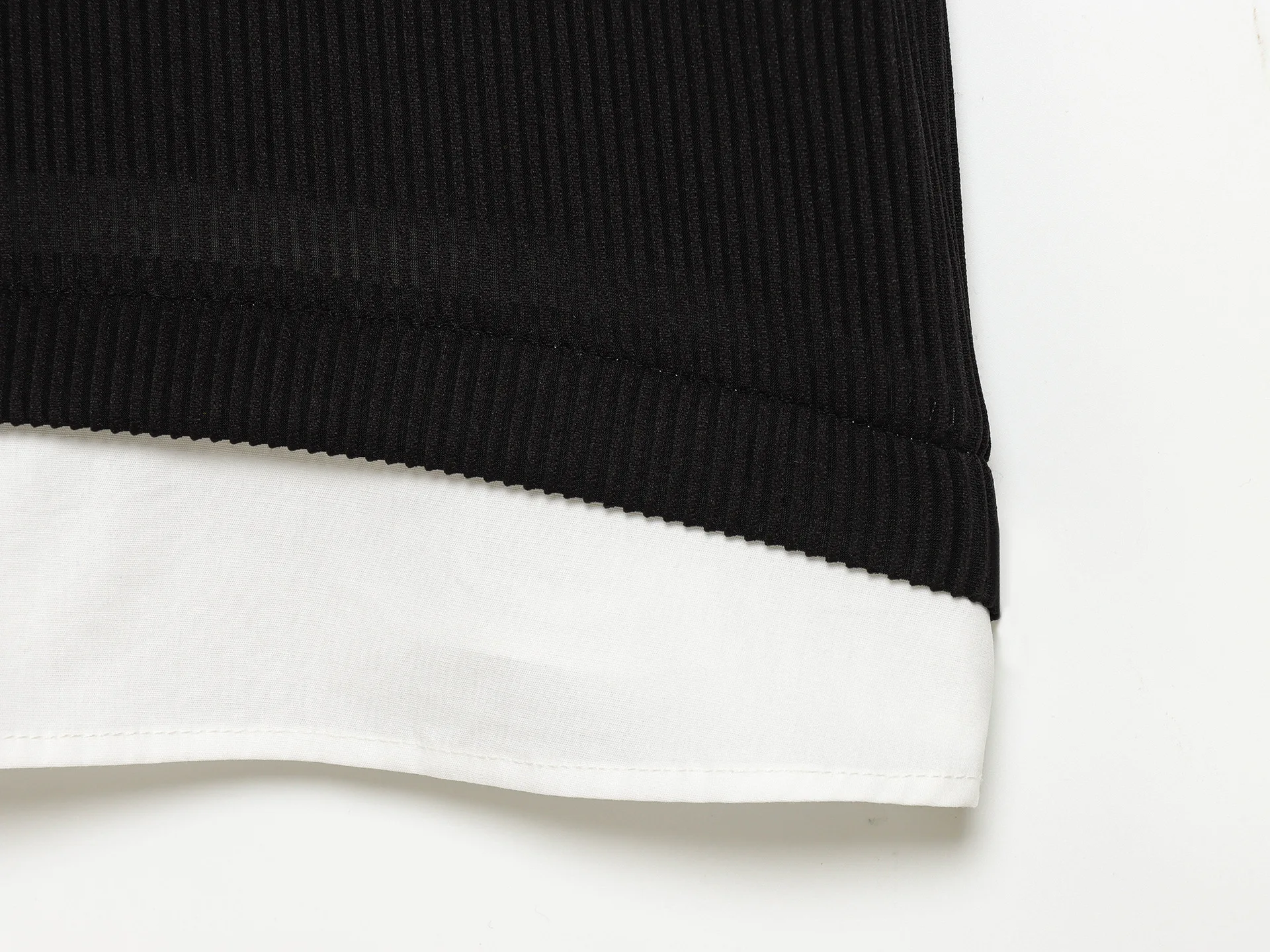 Sukienka z dzianiny imitująca dwuczęściowy komplet, damska, biała koszula z długim rękawem, dekolt w serek, prążkowana, wkładana przez głowę, mini sukienki, eleganckie stylizacje w stylu preppy, 2026