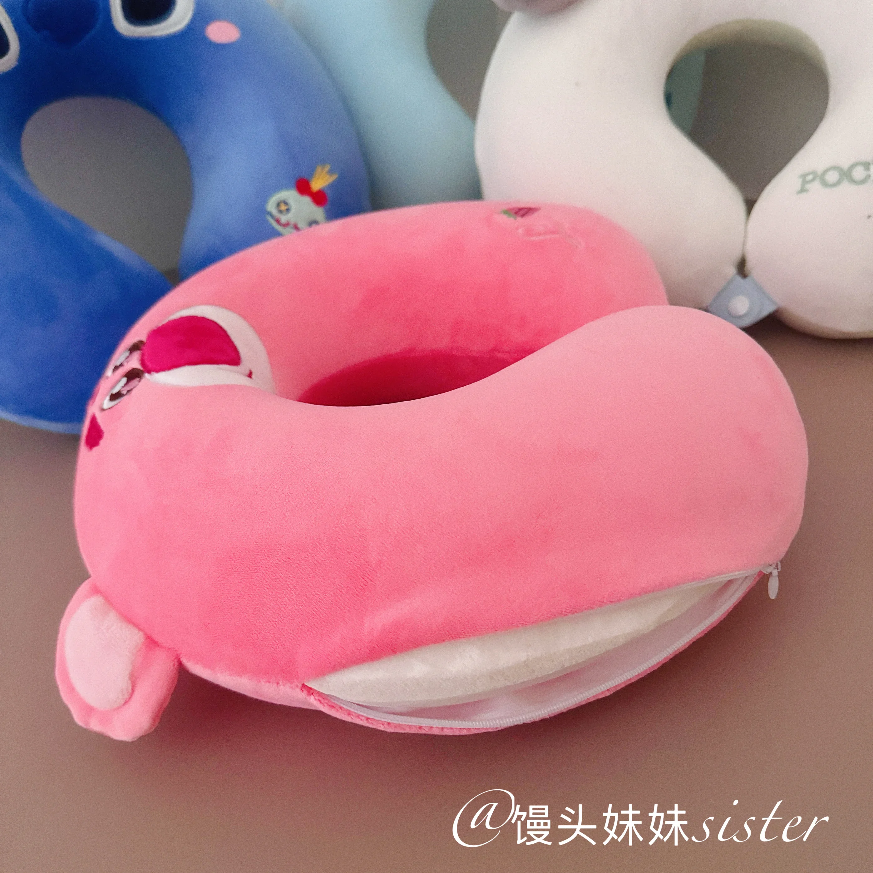 Almohada en forma de U de dibujos animados de espuma viscoelástica, almohada de viaje de Anime Stitch Pochacco Lotso, regalos lavables cómodos para siesta en la oficina