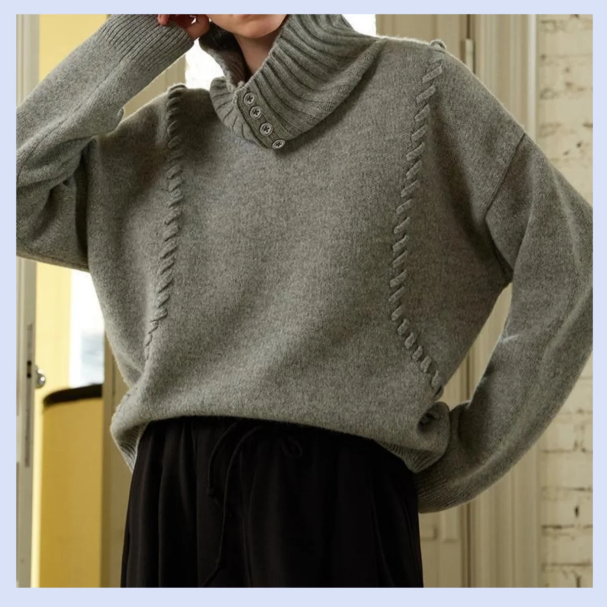 

Свитер-водолазка ручной вязки из 100% овечьей шерсти свободного кроя на осень и зиму.