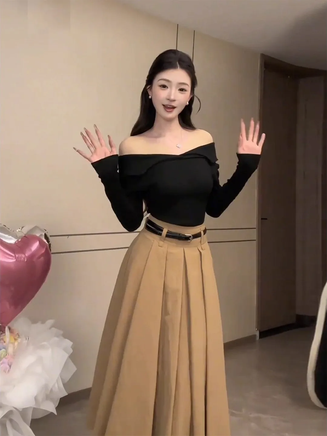 

Комплект: вязаный топ с открытыми плечами и длинная юбка с высокой талией. Женский модный весенний повседневный наряд в стиле французского шика, облегающий крой.