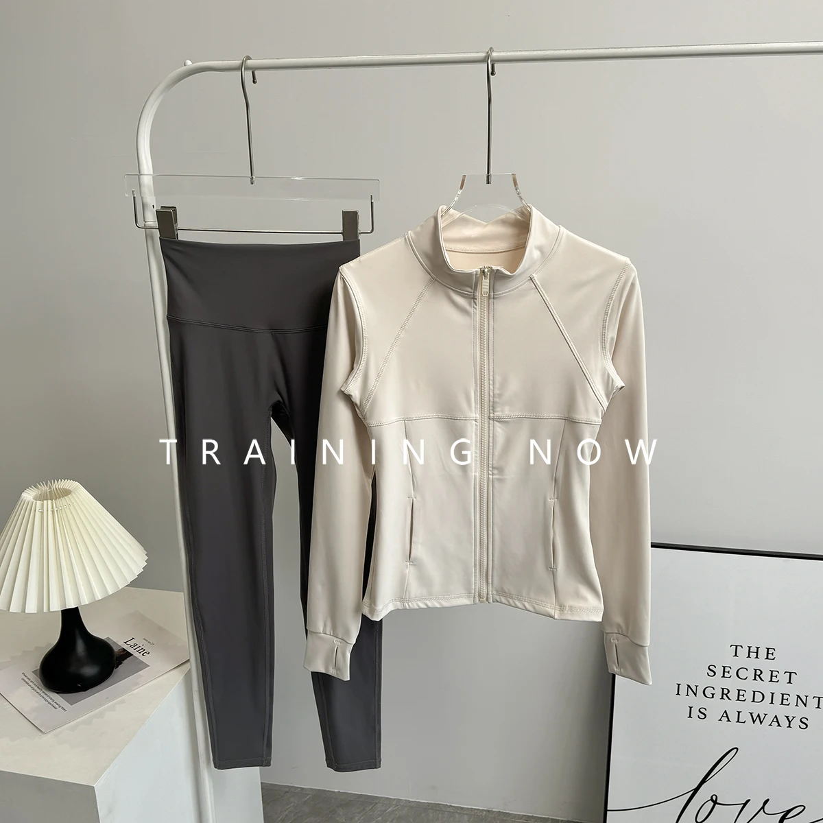 

Женский костюм для йоги весной и осенью, красивый воротник-стойка, тонкая куртка для фитнеса, обнаженная высокая талия, подтяжка бедер, спорт для бега