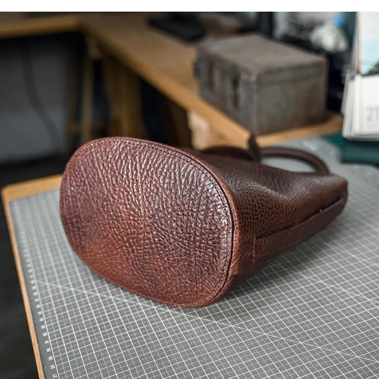 シンプルなヴィンテージ風ハンドメイド、牛革一枚革使用のレディースバケットバッグ。アウトドア、デイリー、パーティーに最適な本革ショルダー/クロスボディバッグ。