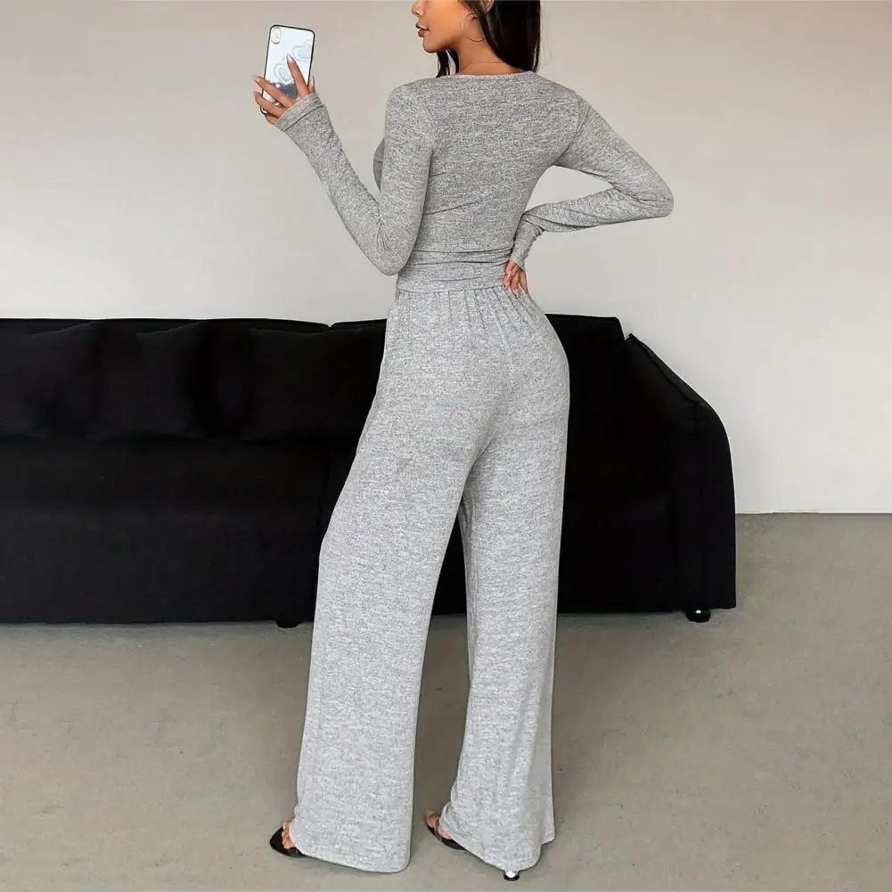 

Женский домашний костюм-двойка: укороченный кардиган на пуговицах с длинными рукавами и брюки с низкой талией. Осенне-зимний комплект.