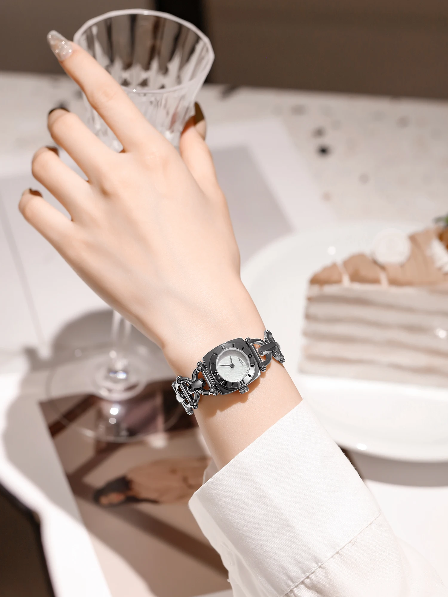 ساعة نسائية خفيفة فاخرة بمزاج راقي بسيط مربع صغير بسوار ساعة هدية أصلية ساعة فاخرة عالية الجودة