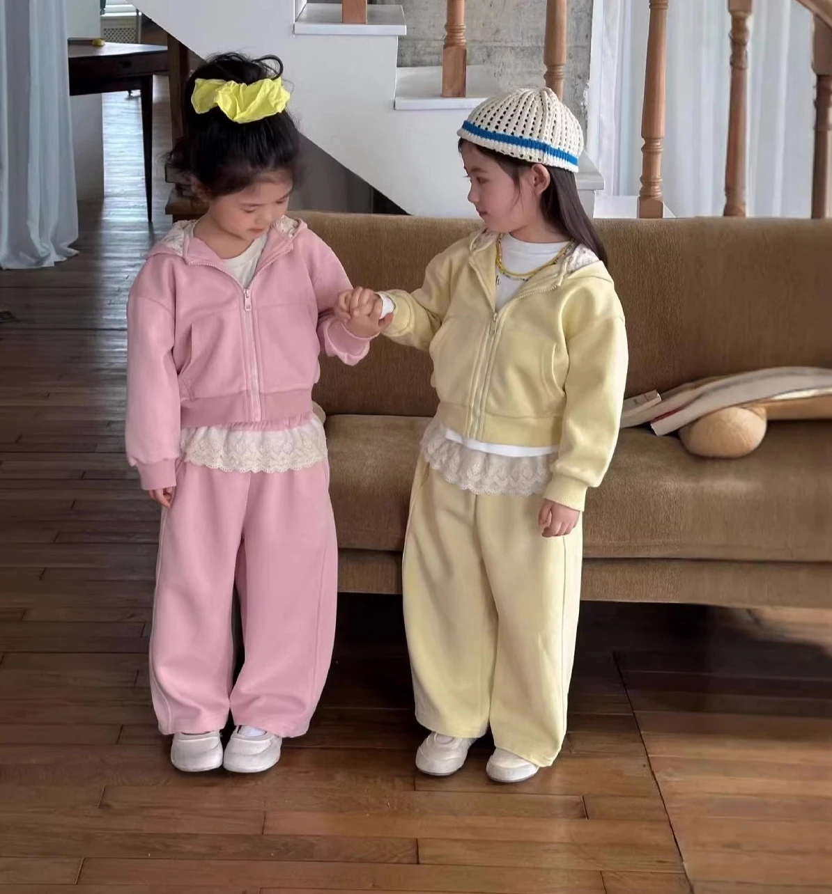 

Комплект для девочек: повседневный костюм из двух предметов (худи с капюшоном и мультяшными ушками + прямые брюки), весна-осень 2026, новинка, милый дизайн