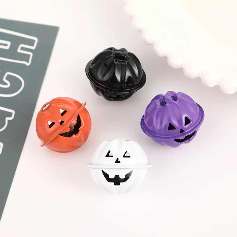 Halloween-Eisenglocken, 3/4 cm, gruselige Kürbis-Dekorationen für Zuhause, Party, Kinder, Geschenke, Haustiere, hängender Anhänger, 5–30 Stück – Detail 2