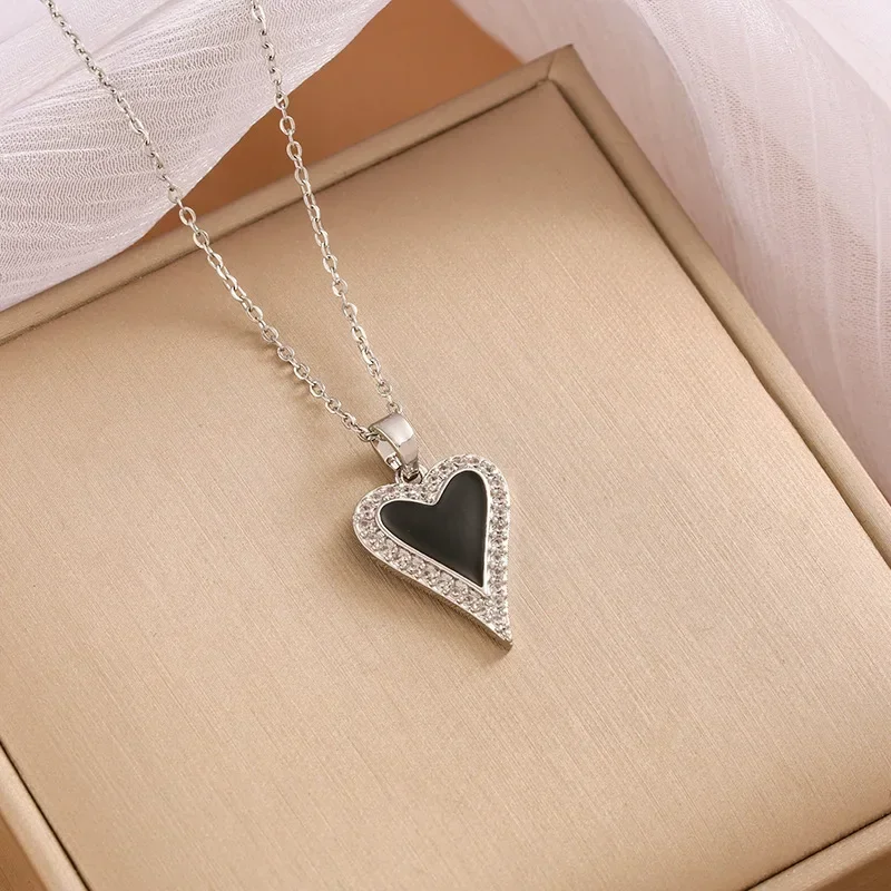 Универсальное, модное и свежее черно-белое ожерелье с подвеской «Любовь»