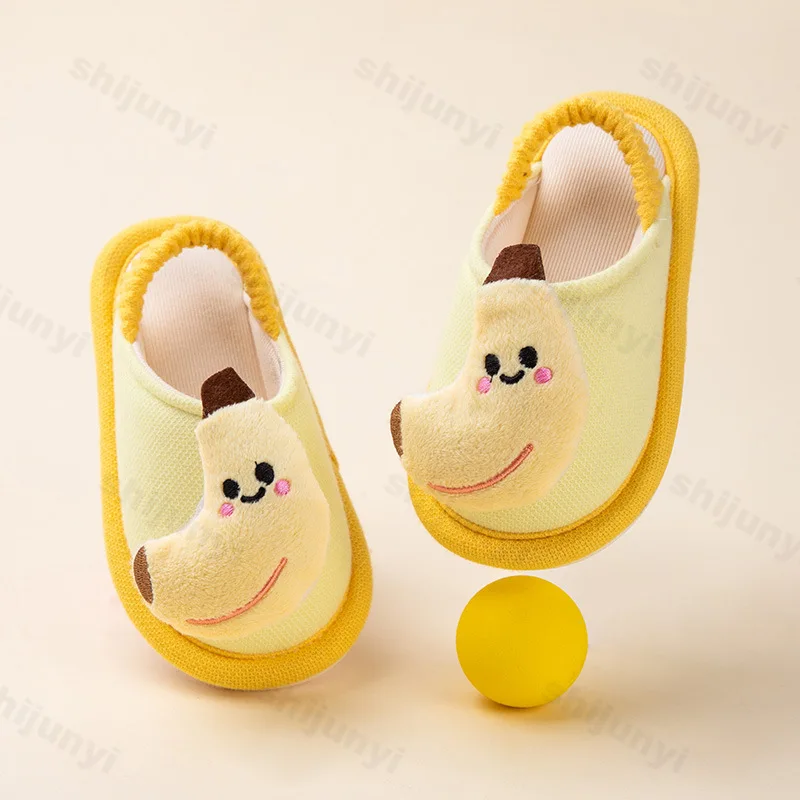 شباشب لطيفة للأطفال لخريف 2025 أحذية منزلية جديدة خفيفة الوزن ومريحة للفتيات نعل ناعم مانعة للانزلاق شباشب كرتونية للأولاد بكلمة واحدة