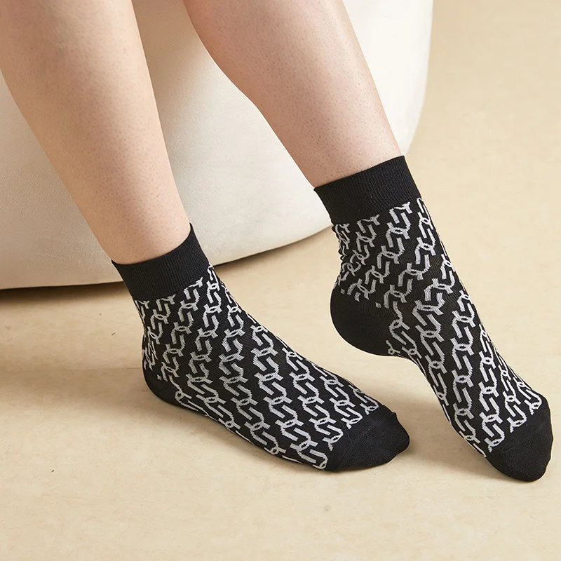 Mulberry Silk Retro Floral Mid Tube Socks Are Skin Friendly Comfortable and Highly Elastic for Women's Silk Casual Sports Socks