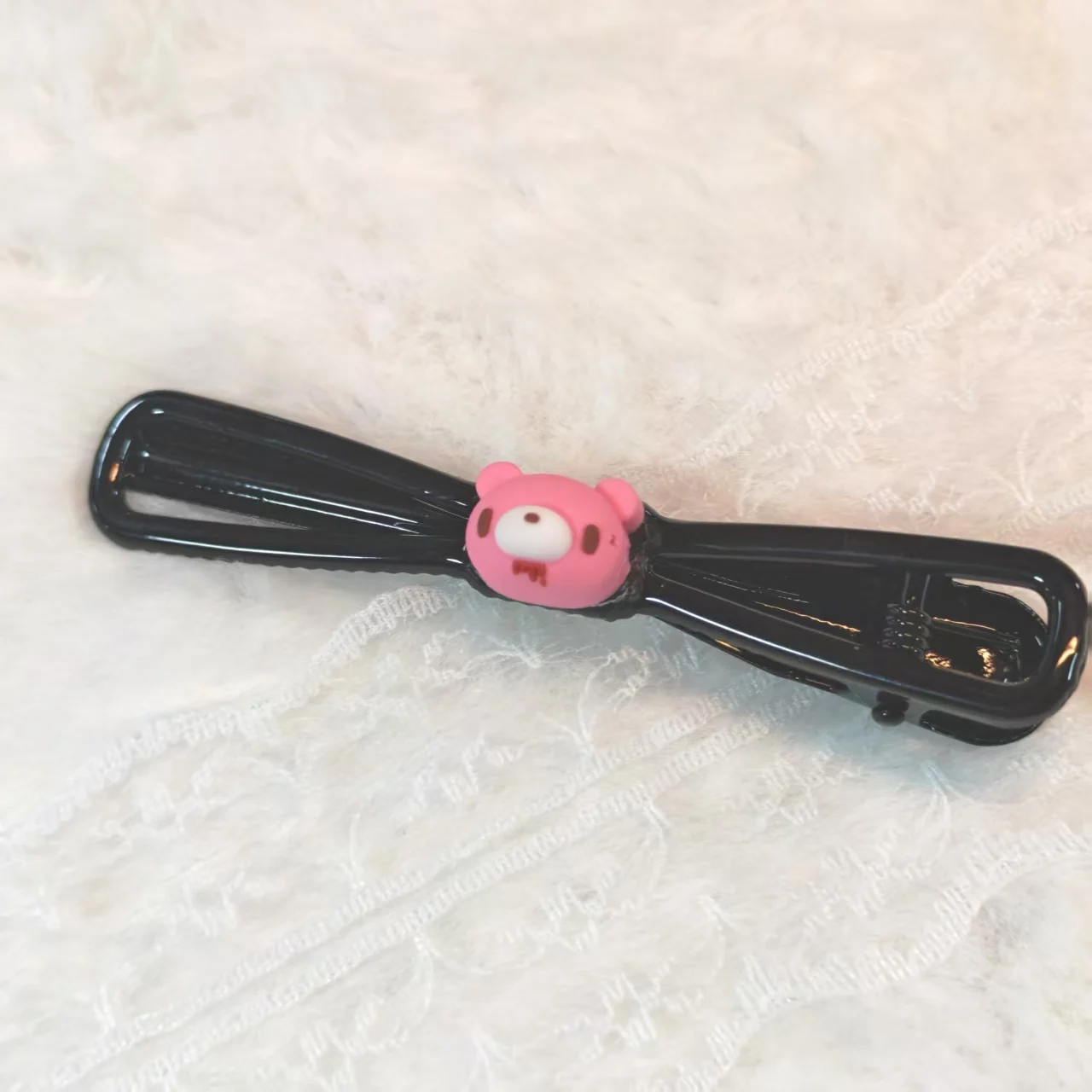 Edgy Bloody Bear Haarspangen – Schwarze Clips mit rosa/weißen Bärenmotiven, fügen Sie kräftige, süße und dunkle Haptik an Frisuren hinzu.