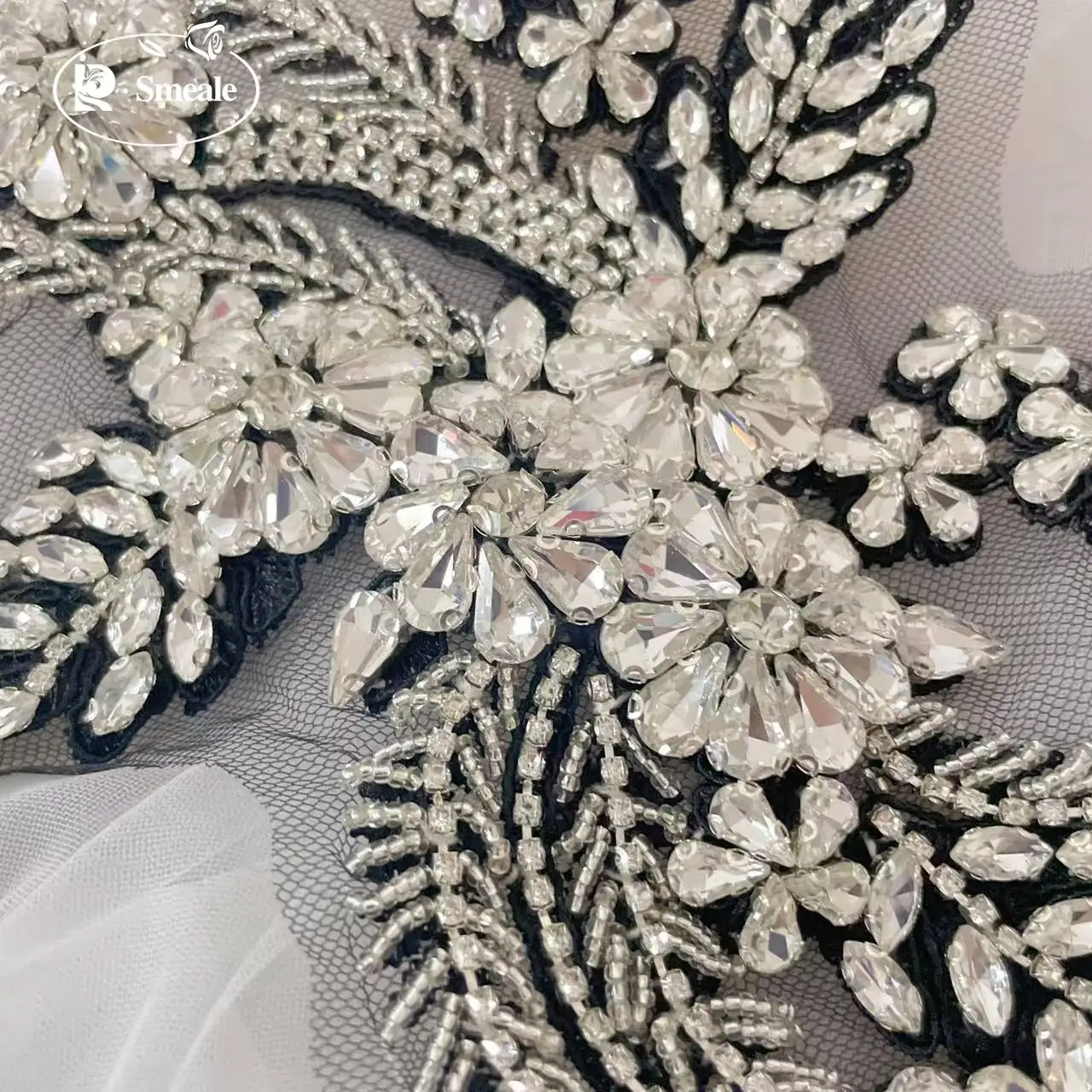 4-farbige handgenähte Glas-Strassblumen, funkelnde Strass-Applikationen für Mäntel, Taillenbänder, Schultern, Hochzeitskleider, DIY-Applikation. 1 Paar. – Detail 3