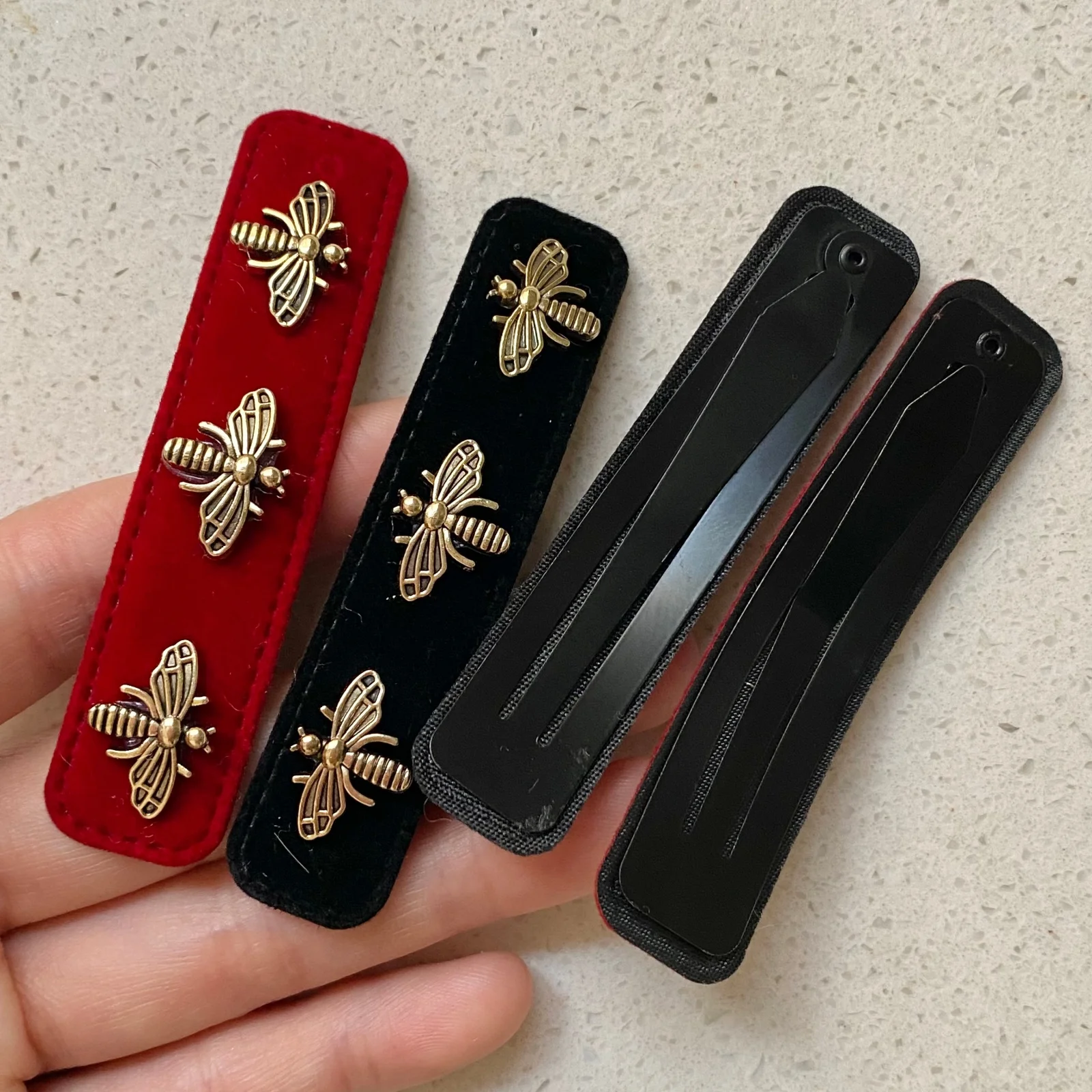 2 Stück rote und schwarze Samt-Haarspangen, goldene Bienenverzierungen, eleganter Haarschmuck für Damen im Retro-Stil, stilvolle Alltagskleidung – Detail 3