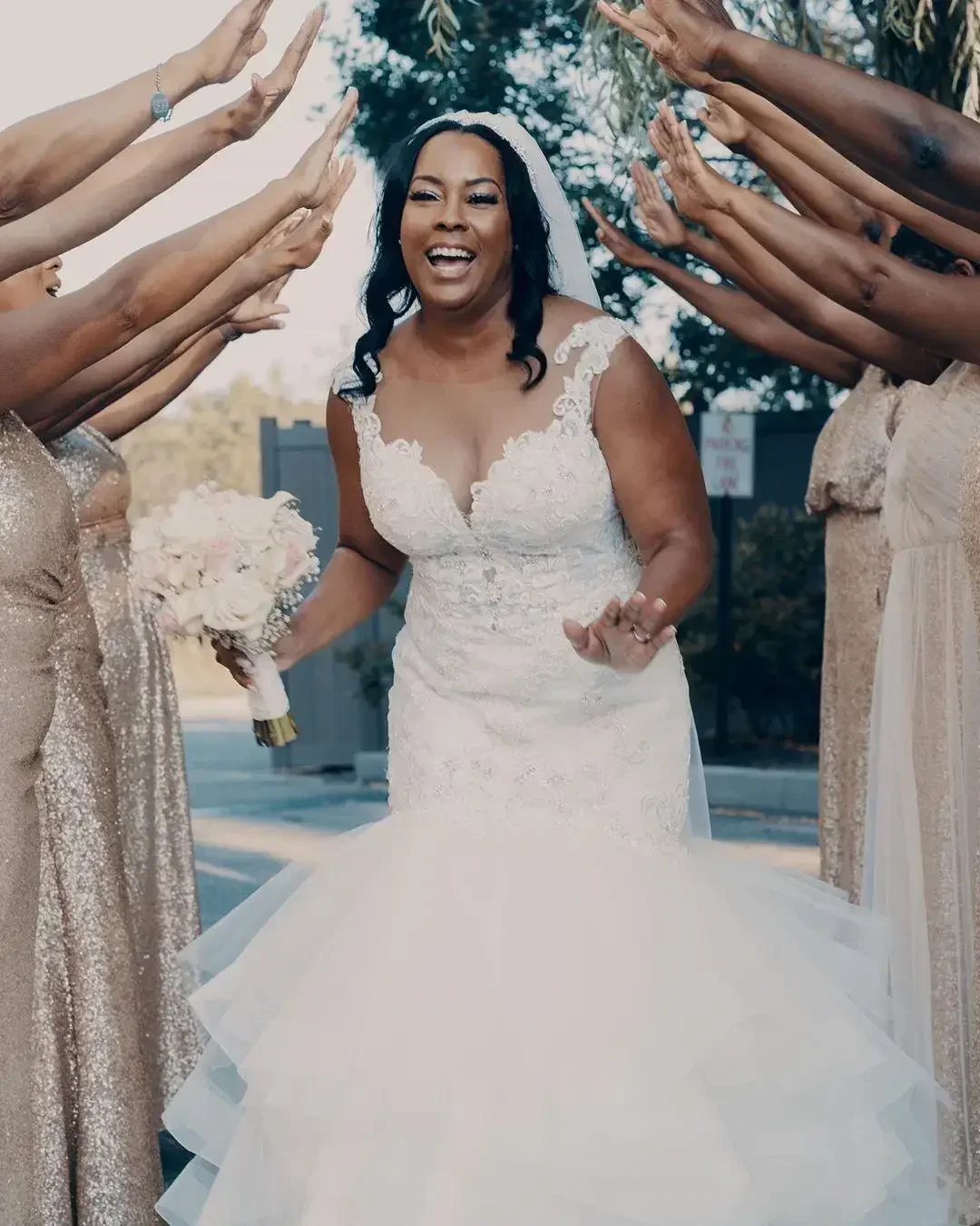 Robes de mariée sirène personnalisées col transparent Corset dos à plusieurs niveaux balayage Train Appliques perles jardin africain pays robes de mariée