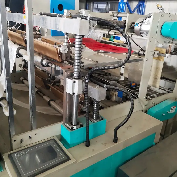 Máquina de fabricación de sellado en caliente de bolsas de camisa de plástico degradable de doble línea completamente automática para máquina de fabricación de bolsas de basura de rollo de polietileno