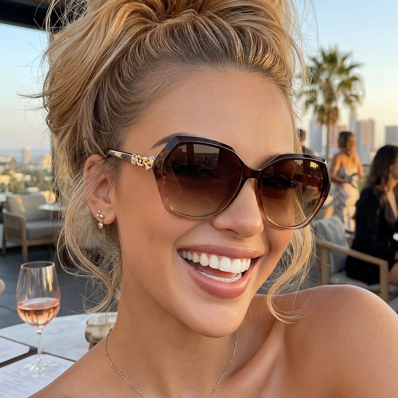 1 Stück Damen-Sonnenbrille, einzigartiges Design mit großem Rahmen, Metallakzente, Retro-Stil, hochwertige Verarbeitung, perfekt für den täglichen Gebrauch, C