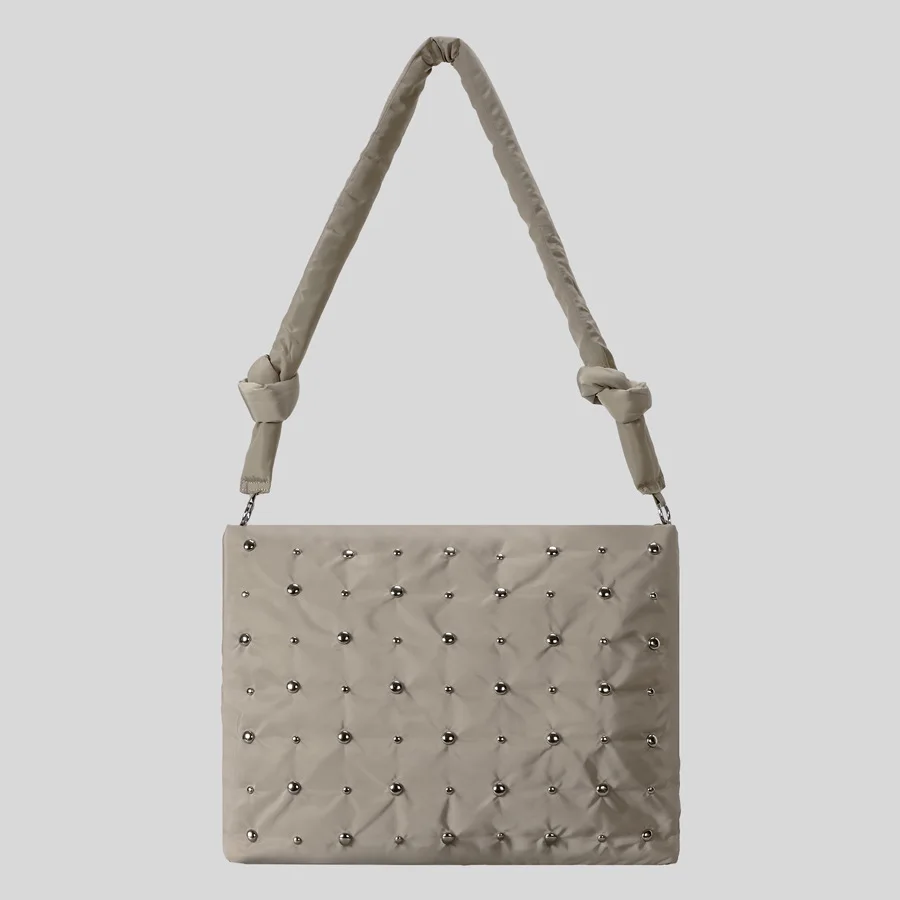 

Модные женские сумки на плечо с заклепками, сумка через плечо с узлом на ремешке, повседневная нейлоновая большая квадратная сумка, которую можно поставить 11 дюймов, Iapd, новинка 2023 года