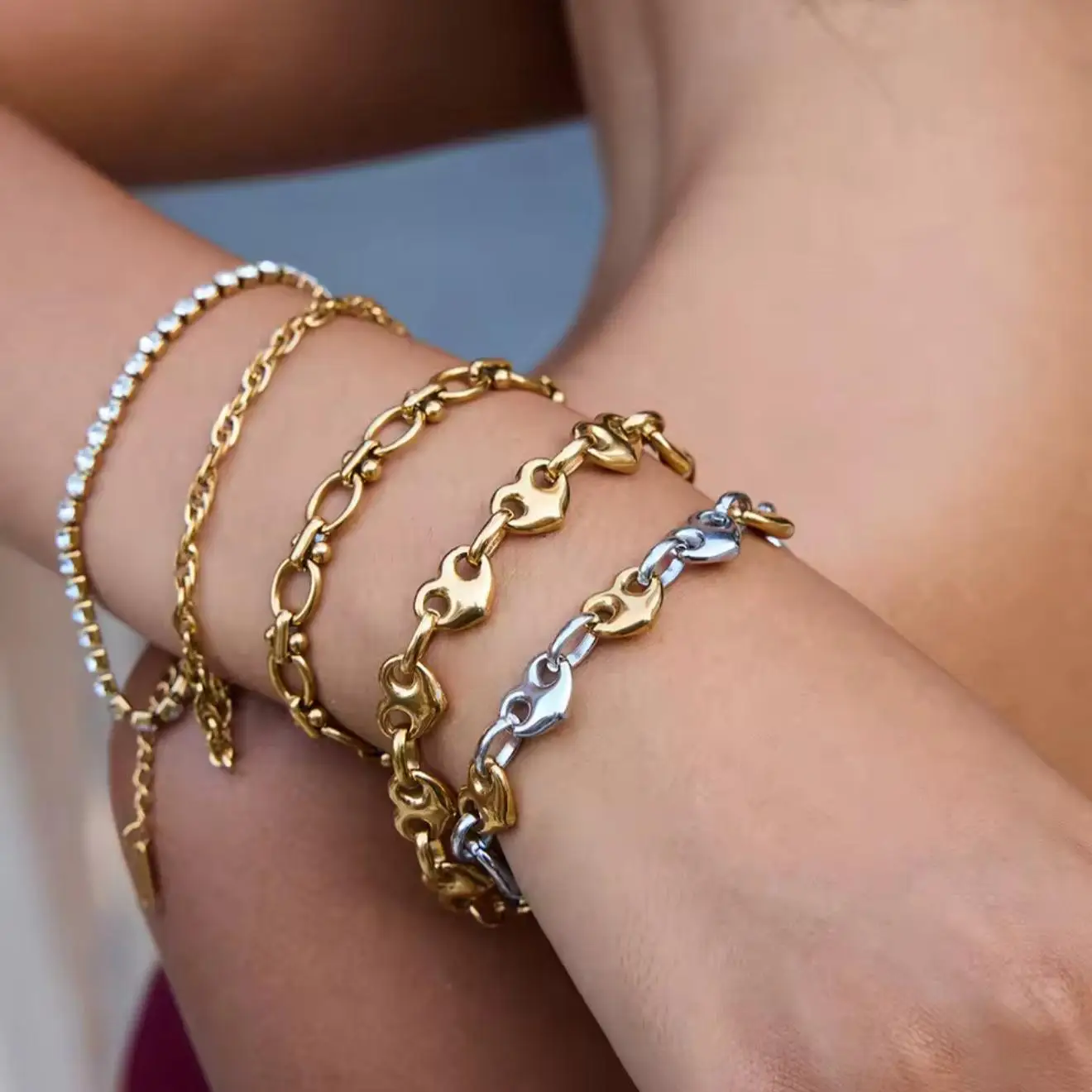 Modisches Edelstahl-Armband- und Halsketten-Set in Goldfarbe mit Mikro-Strass-Herzanhänger, Schmuckgeschenk – Detail 3