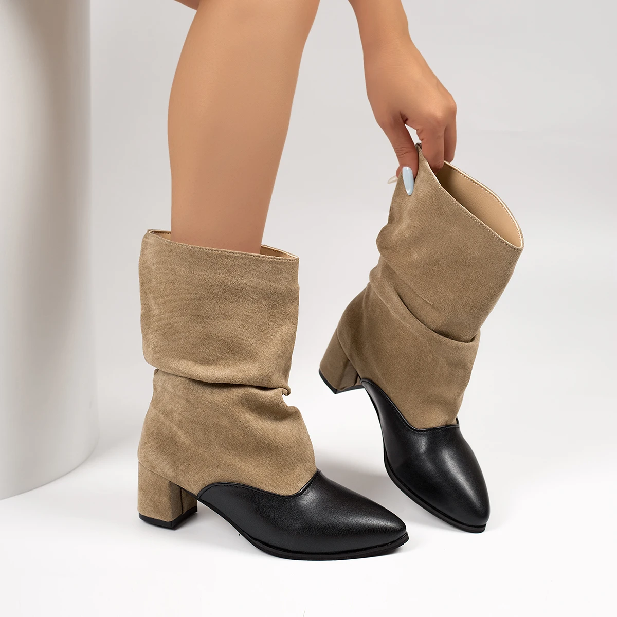 Botas de tacón grueso de talla grande para primavera y otoño, con punta en pico, de media caña para mujer, calzado moderno y a la moda para exteriores, botas delgadas con punta en pico.