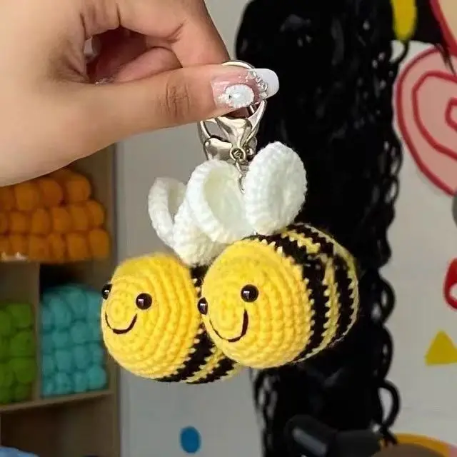 حقيبة يد سحر اليدوية محبوك النحل المفاتيح الكروشيه النحل سحر سيارة المفاتيح 5 قطع المنتج النهائي