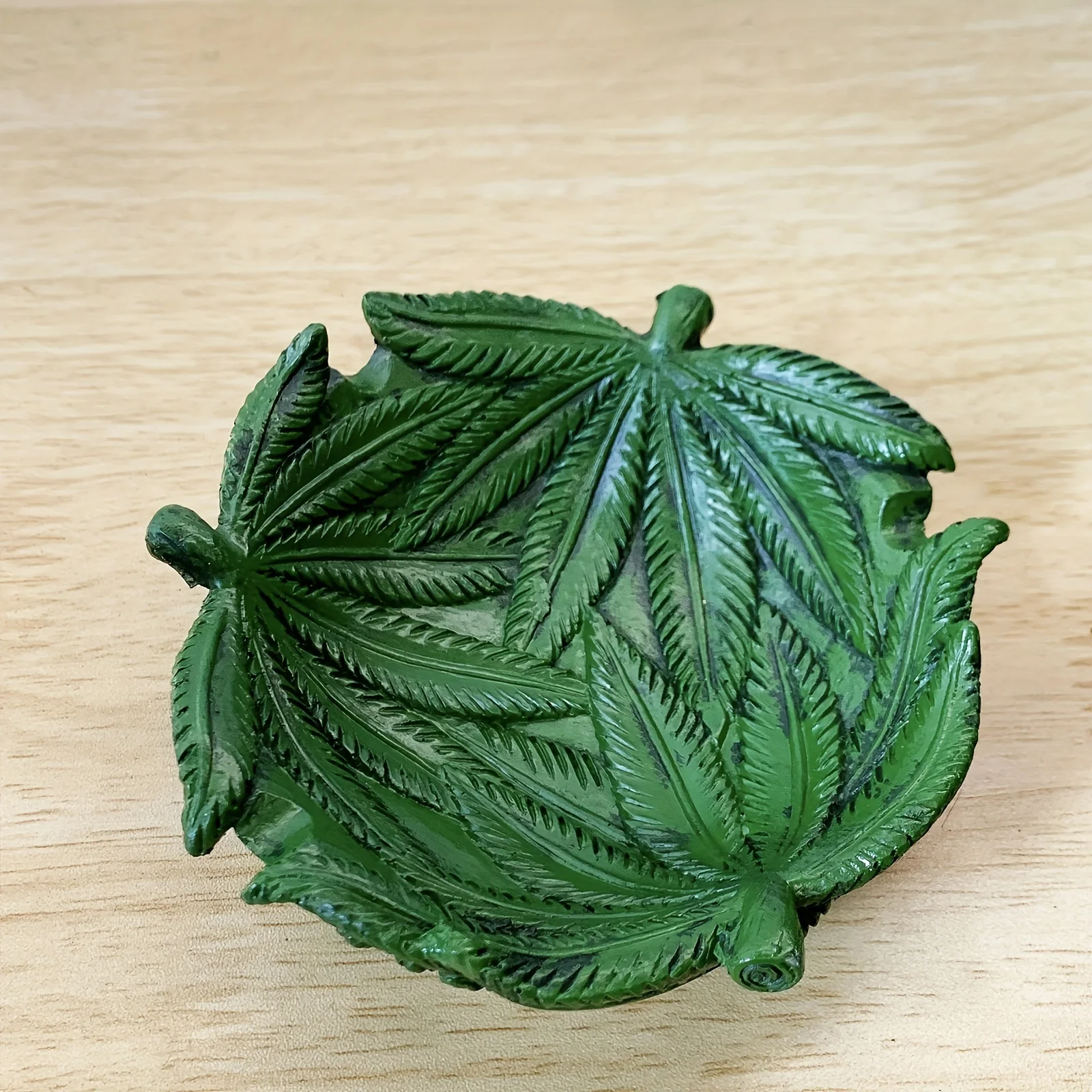 Vintage Green Leaf Resin Ashtray & Key Holder - Desk Organizer, Home Decor, Retro Bar Accessory For Indoor/Outdoor Use