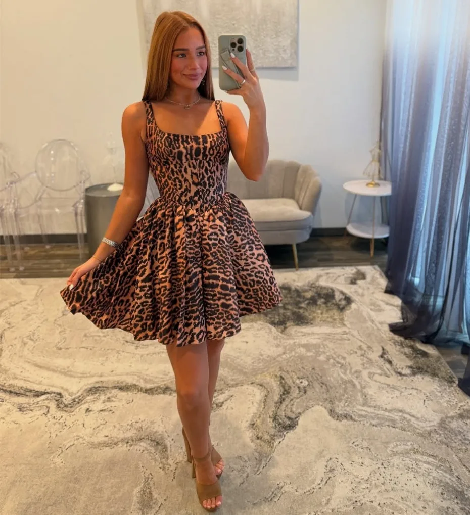 

Customized Short Chiffon Leopard Homecoming Dresses A-Line Pleated Knee Length Zipper Black Graduation Dresses for Women