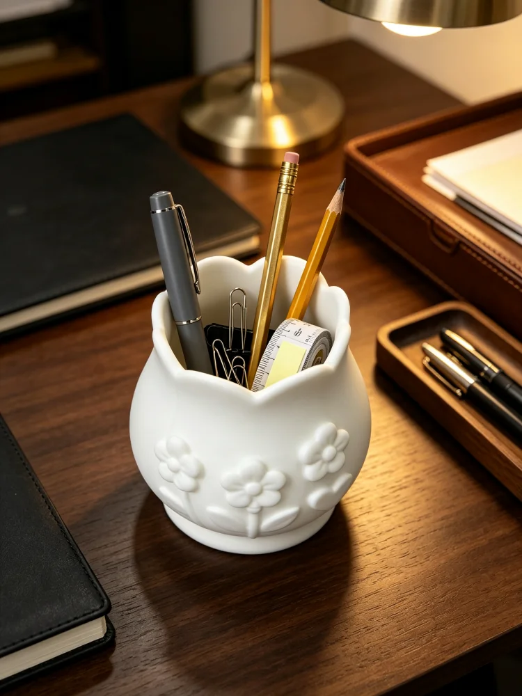Cute Floral Pattern White Matte Pen Holder, Petal Scalloped Edge Flower Embossed Pen Cup, Multifunctional Stationery Organizer, Makeup Brush Storage Box, Suitable for Office Desk, Study Room, Dressing Table, Bedroom, High Aesthetic Desktop Decoration, Great Gift for Girls