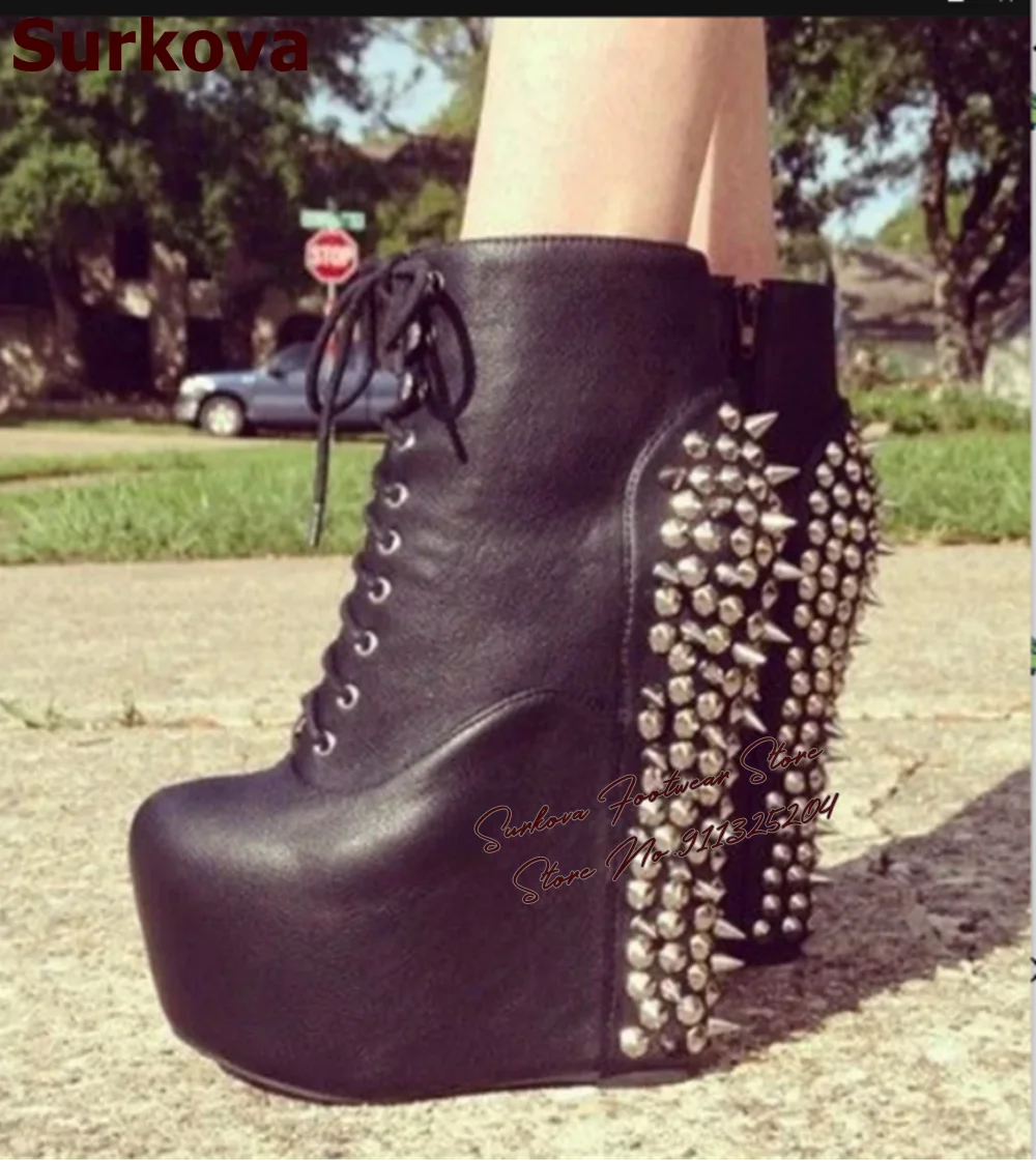 

Surkova Ботильоны на танкетке с серебряными заклепками в стиле пэчворк Черные матовые кожаные ботильоны на платформе со шнуровкой Мотоциклетные ботинки