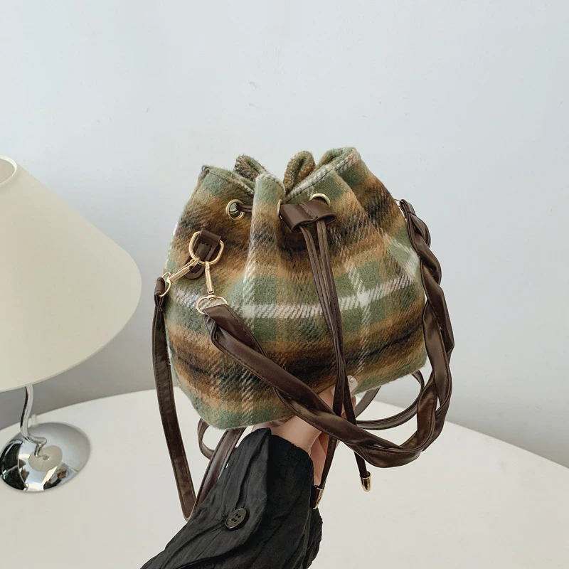 Tweed-Karo-Umhängetasche mit Kordelzug, klassische karierte Damenhandtasche, Retro-Make-up-Tasche, elegante Herbst-/Wintertasche – Detail 12